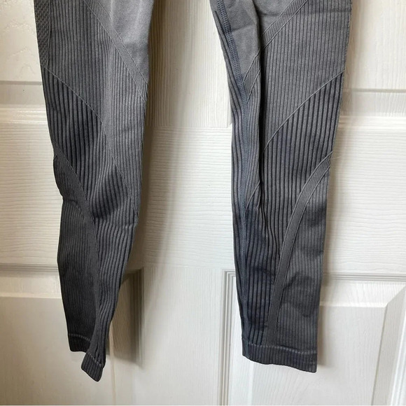 ZYIA Active Gray Grid Performance Hi-Rise 7/8 24" Leggings Ribbed - Picture 6 of 7